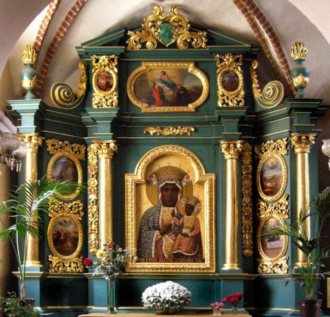 Ołtarz boczny z wizerunkiem Matki Boskiej Częstochowskiej, kolegiata Zwiastowania NMP, Pułtusk, 2005 r.