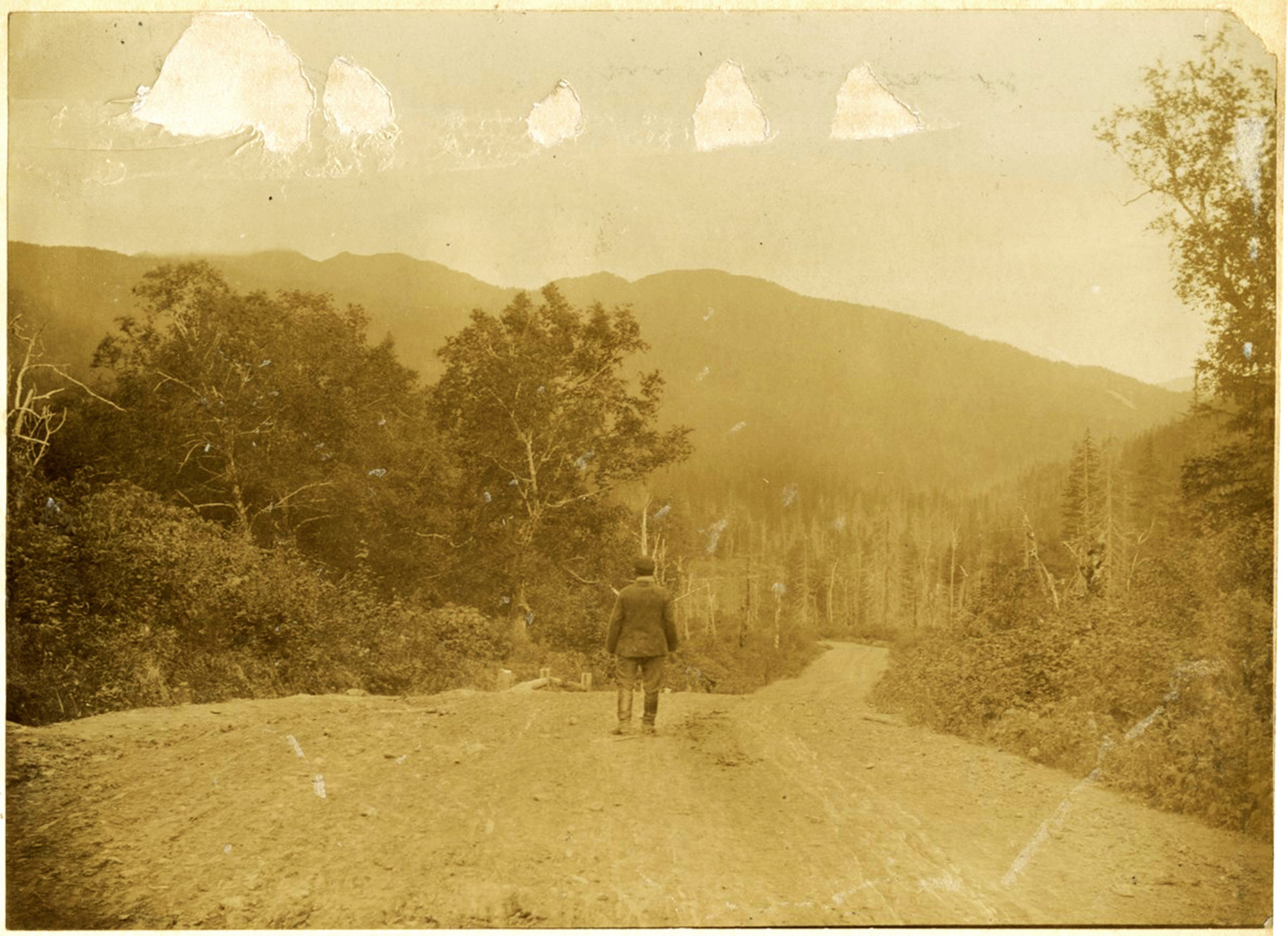 Droga do wioski Arkowo ze strony morza, wyspa Sachalin, Rosja. Odbitka kolodionowa, wymiary: odbitka wys. 121 x szer. 166 mm (naklejona na kartę wys. 348 x szer. 264 mm). Odbitka z "Albumu Bronisława Piłsudskiego zawierającego fotografie Sachalinu", zestawionego podczas zesłania w latach 1892-1896. Dar Bronisława Piłsudskiego, Polska Akademia Umiejętności.