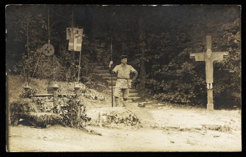 Waldemar Müller-Eberhart Waldemar Müller-Eberhart jako reżyser inscenizacji legendy o księżniczce Kunegundzie na dziedzińcu zamku Chojnik, 1920 r.
