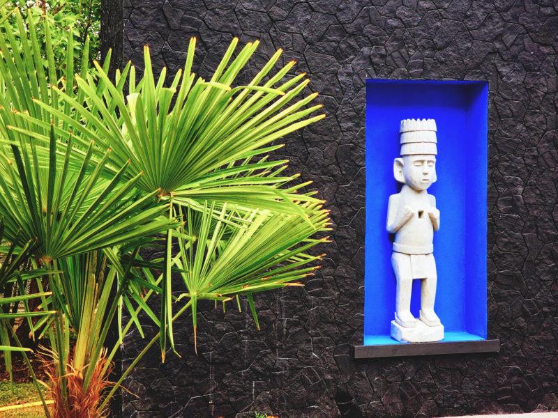 Fragment scenografii z figurką