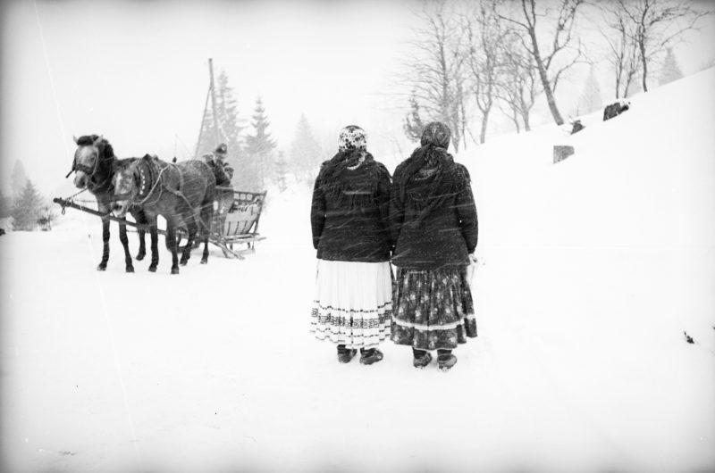Dwie kobiety i sanie w zaprzęgu konnym na drodze, ok. 1937 r.