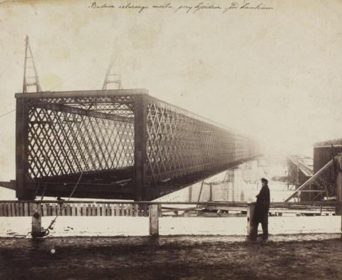 Zakład Fotograficzny Karola Beyera w Warszawie Montaż konstrukcji żelaznej przęseł mostu Kierbedzia na Wiśle w Warszawie, widok od Nowego Zjazdu 5 lutego 1864 odbitka na papierze albuminowym z negatywu szklanego kolodionowego. Fot. Muzeum Narodowe w Warszawie
