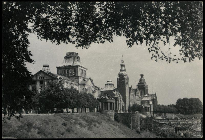 Wały Bolesława Chrobrego z zabytkowymi zabudowaniami