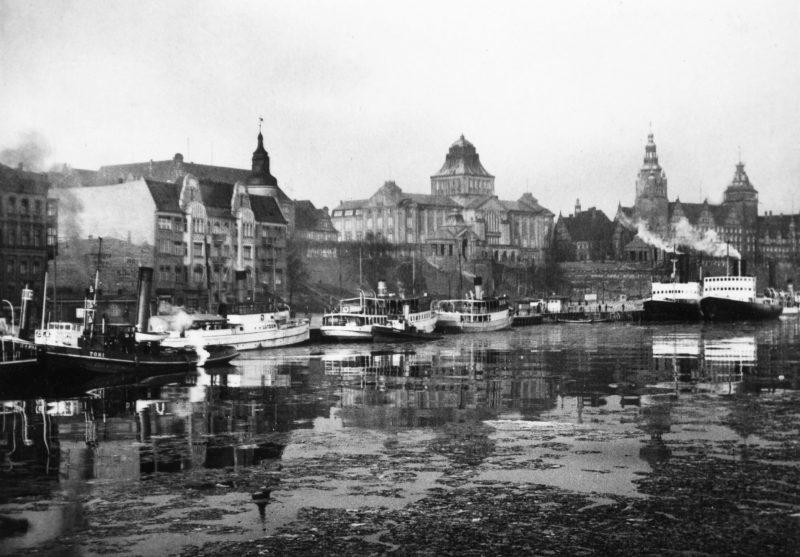 Widok na miasto Szczecin z widokiem na Odrę i statki, 1 stycznia 1920 r. - 31 grudnia 1935 r.