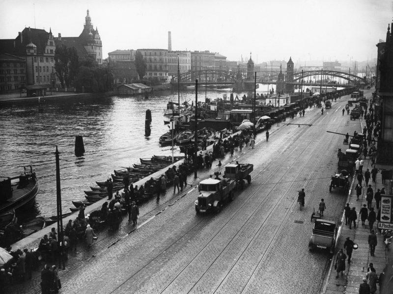 Widok na miasto Szczecin z widokiem na Odrę i nadmorską promenadę ze straganam