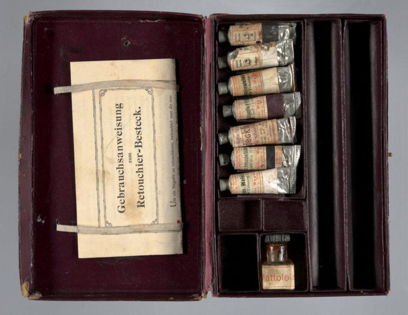 Wagner, Günther, Hannower und Wien, akcesorium fotograficzne, zestaw farb do retuszu, 1900-1920, szkło, tektura, metal pospolity, 3,5 x 20,5 cm. Fot. MuFo, Muzeum Fotografii w Krakowie / domena publiczna