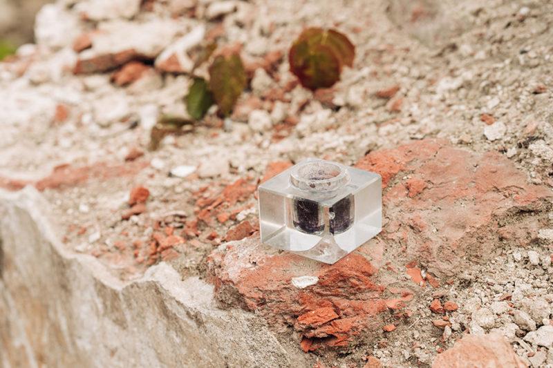 Szklany kałamarz Recznie szlifowany szklany kalamarz, w ktorym zachowaly sie pozostalosci pigmentu.