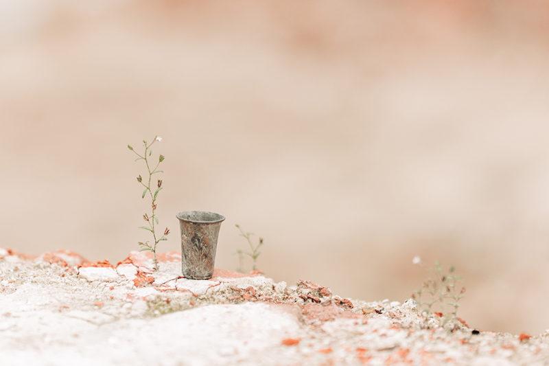 Przedwojenny kieliszek Przedwojenny kieliszek kiduszowy zdobiony motywami geometrycznymi i floralnymi.