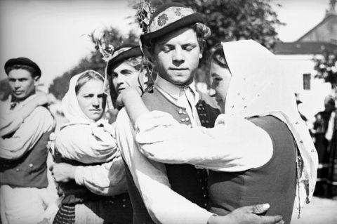 Górale z okolic Leska podczas tańca, 1936 r.