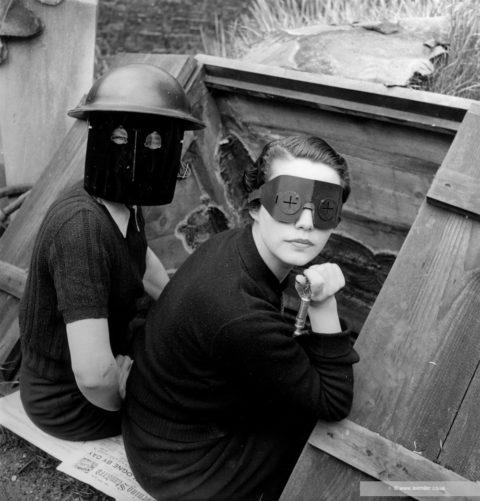 Zdjęcie Lee Miller "Fire Masks". Kadr z dokumentu o fotoreporterkach.