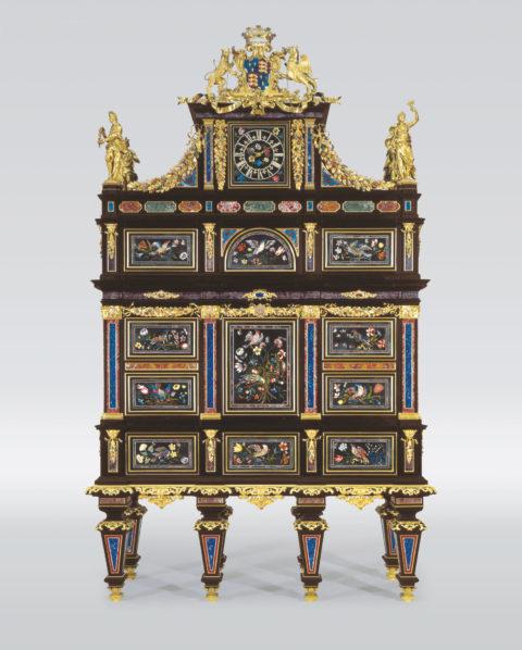 BADMINTON CABINET 1720-32, Galleria dei Lavori, Baccio Cappelli (ok. 1751) , Girolamo Ticciati (1671–1744). Lapis lazuli, czerwony i zielony jaspis sycylijski, ametyst, kwarc itp.), heban i pozłacany brąz, wym. 386 × 233 × 94 cm.