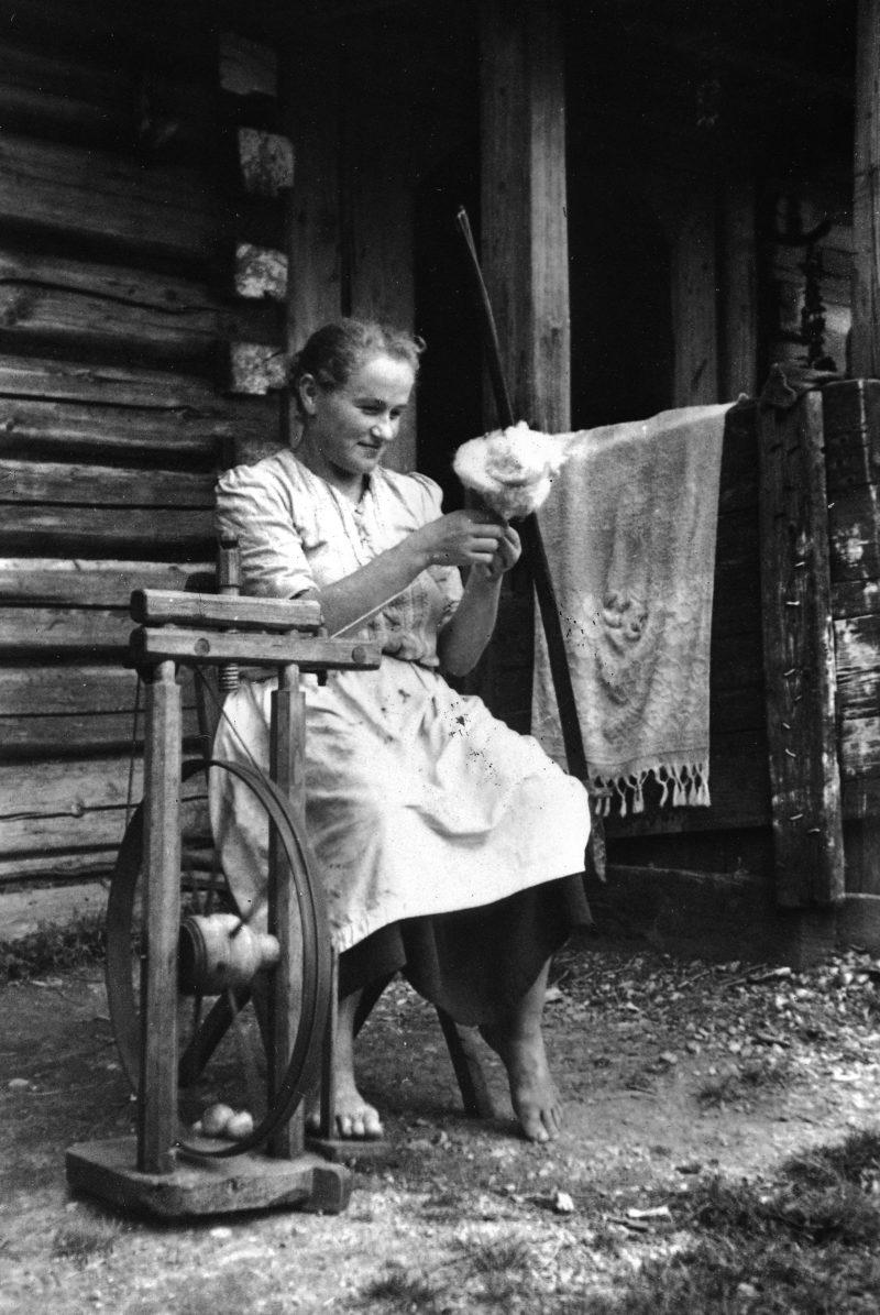 Kobieta podczas przędzenia, górale tatrzańscy, 1947 r.