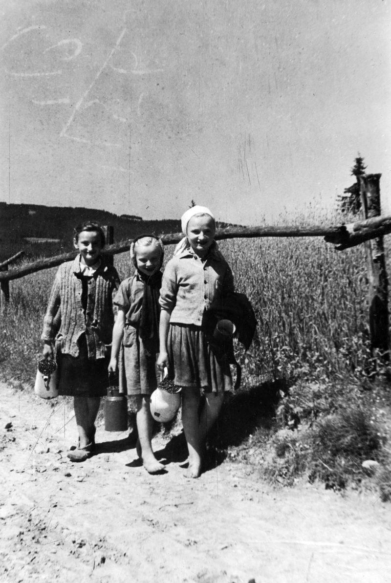 Dzieci na polnej drodze, górale tatrzańscy, 1947 r.