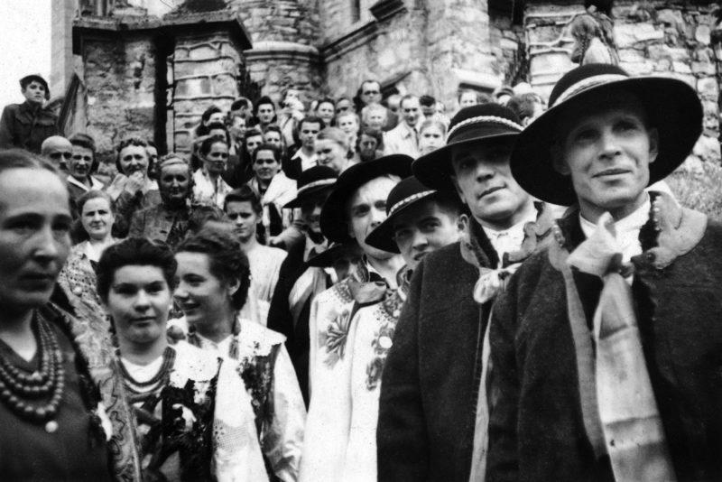 Grupa górali i góralek w strojach ludowych, 1947 r.