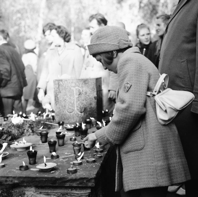 POWAZKI02 Dzień Zaduszny, Powązki w Warszawie, 1968 r.