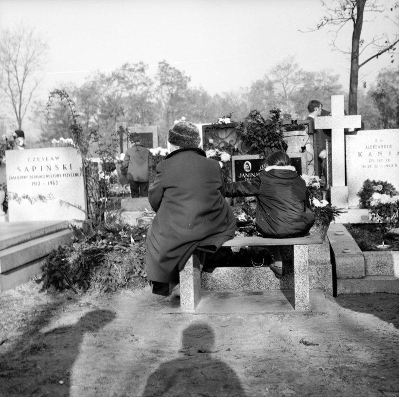 POWAZKI03 Dzień Zaduszny, Powązki w Warszawie, 1968 r.