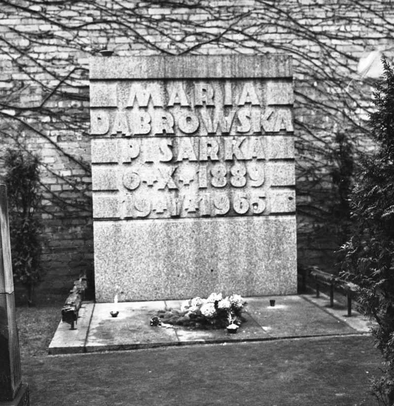 POWAZKI04 Święto Wszystkich Świętych na Cmentarzu Powązkowskim w Warszawie, 1978 r.