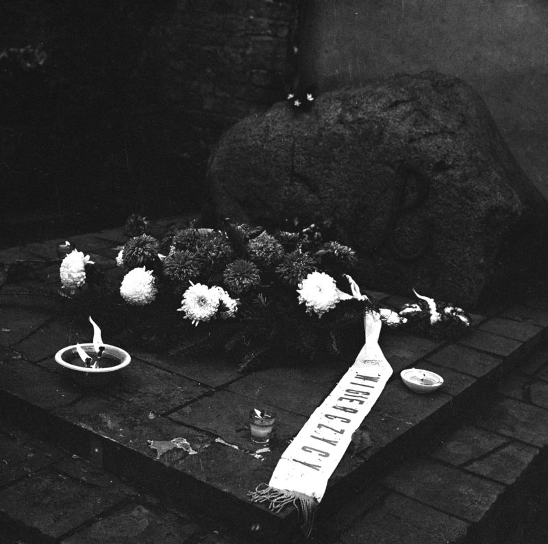 POWAZKI05 Święto Wszystkich Świętych na Cmentarzu Powązkowskim w Warszawie, 1978 r.