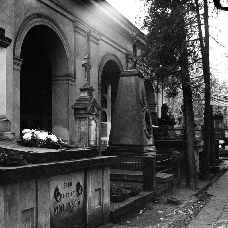 POWAZKI06 Święto Wszystkich Świętych na Cmentarzu Powązkowskim w Warszawie, 1978 r.