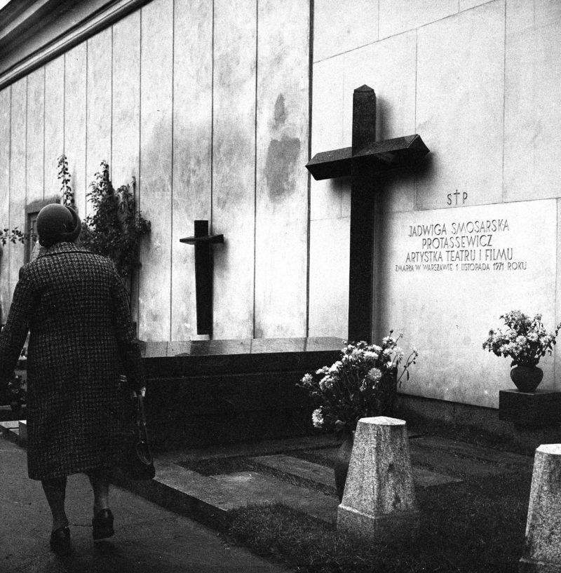 POWAZKI07 Święto Wszystkich Świętych na Cmentarzu Powązkowskim w Warszawie, 1978 r.