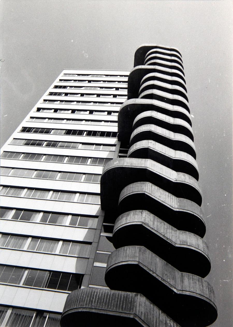 N72_Hafnerriegel Werkgruppe Graz, Eugen Gross, Werner Hollomey, Friedrich Groß-Rannsbach, Hermann Pichler, Dom studencki, Hafnerriegel, Graz, Steiermark, 1960–1963 r. Widok zewnętrznej klatki schodowej. Architekturzentrum Wien.
