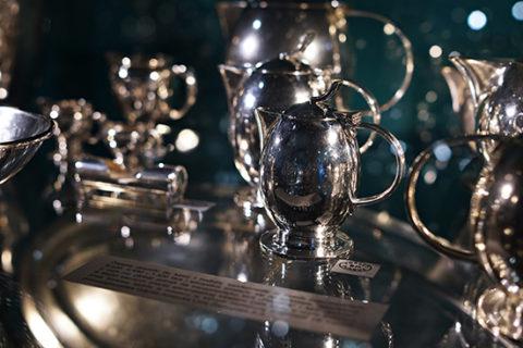 Dokumentacja wystawy „Niecodzienne przedmioty codziennego użytku. 200 lat platernictwa w Polsce”, Muzeum Sztuki Złotniczej – Oddział Muzeum Nadwiślańskiego w Kazimierzu Dolnym.