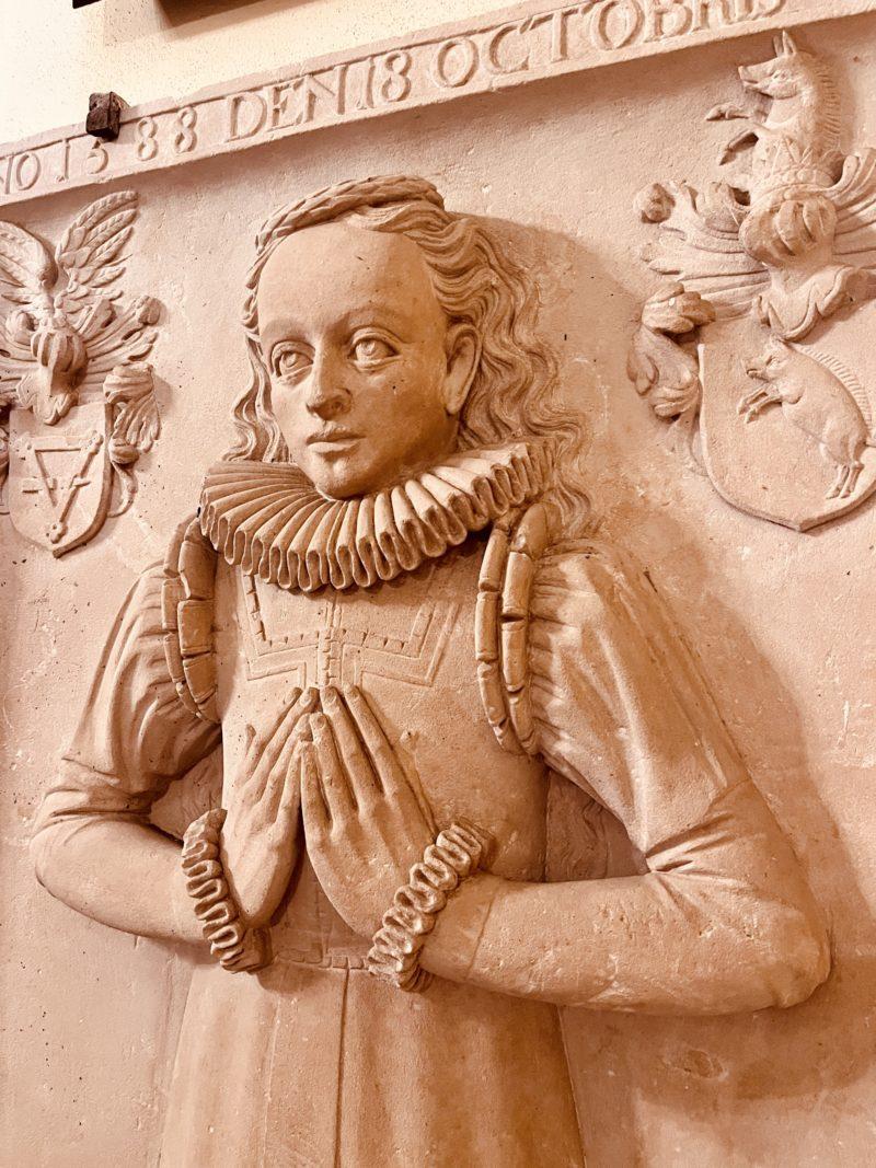 Płyta nagrobna Ursuli von Zedlitz, kt&oacute;ra popełniła samob&oacute;jstwo w wieku 17 lat połykając igłę. Kości&oacute;ł św. Mikołaja, Świny.