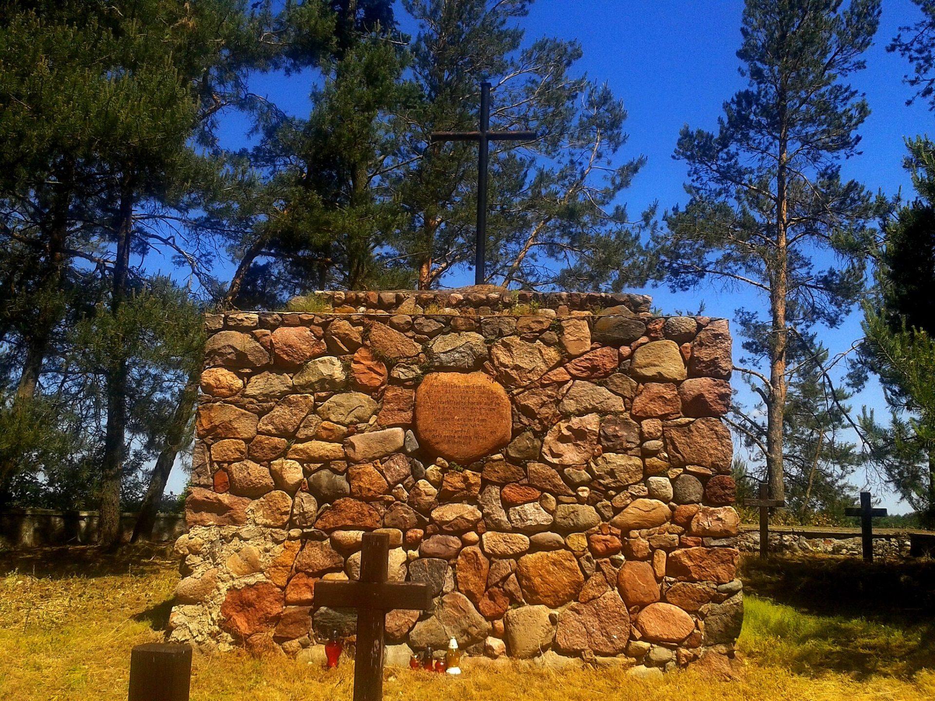 Cmentarze wojenne – duma i uprzedzenie