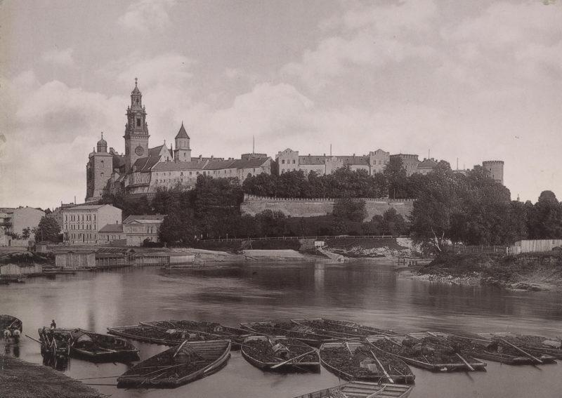 Kraków, Wawel. Kraków, Wawel, na pierwszym planie lodzie na Wiśle, zdjęcie czarno białe, 1895r.
