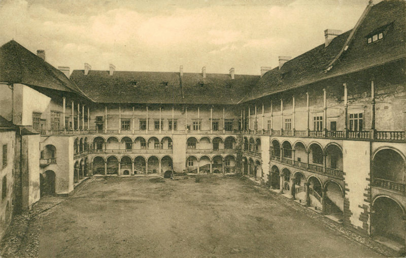 Dziedziniec Zamku Królewskiego na Wawelu Kraków, dziedziniec Zamku Królewskiego na Wawelu, fotografia czarno-biała.