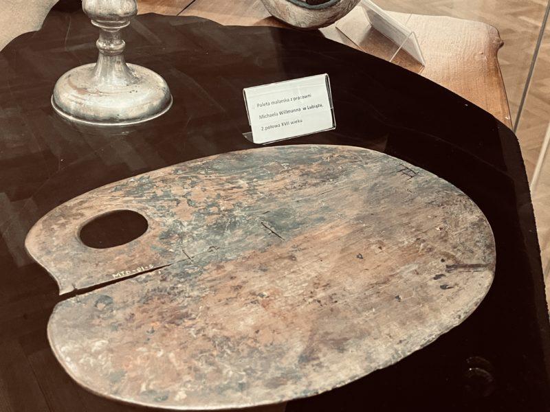 Paleta malarska Willmanna Paleta malarska Willmanna z gabinetu osobliwości przy kościele Łaski. Zbiory Muzeum Regionalnego w Kamiennej Górze.