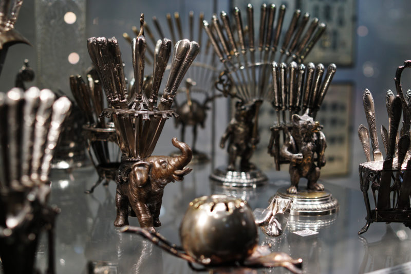 Elementy ekspozycji „Niecodzienne przedmioty codziennego użytku. 200 lat platernictwa w Polsce. Z kolekcji prywatnych i zbiorów muzealnych”, Muzeum Nadwiślańskie w Kazimierzu Dolnym – Oddział Muzeum Sztuki Złotniczej, 21 października 2023 r. - 15.07.2024 r.