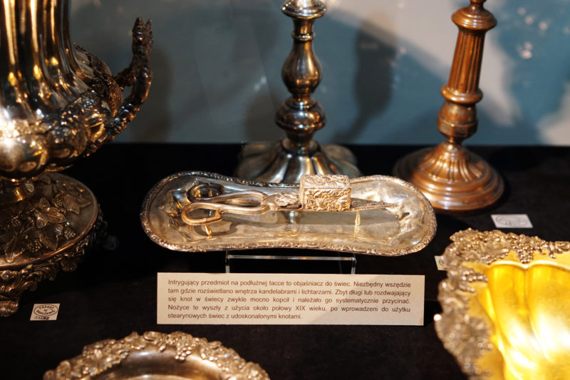 Elementy ekspozycji „Niecodzienne przedmioty codziennego użytku. 200 lat platernictwa w Polsce. Z kolekcji prywatnych i zbiorów muzealnych”, Muzeum Nadwiślańskie w Kazimierzu Dolnym – Oddział Muzeum Sztuki Złotniczej, 21 października 2023 r. - 15.07.2024 r.