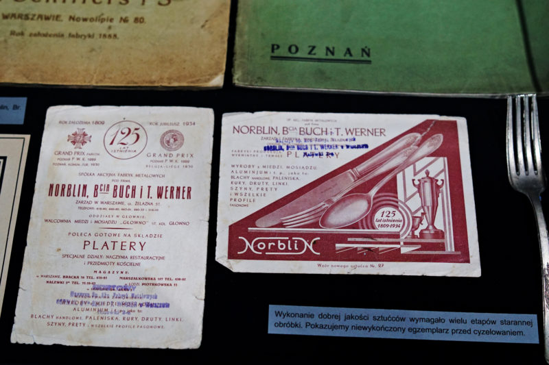 Elementy ekspozycji „Niecodzienne przedmioty codziennego użytku. 200 lat platernictwa w Polsce. Z kolekcji prywatnych i zbiorów muzealnych”, Muzeum Nadwiślańskie w Kazimierzu Dolnym – Oddział Muzeum Sztuki Złotniczej, 21 października 2023 r. - 15.07.2024 r.