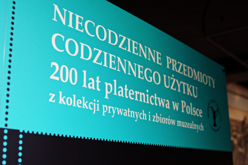Plakat wystawy Wystawa „Niecodzienne przedmioty codziennego użytku. 200 lat platernictwa w Polsce. Z kolekcji prywatnych i zbiorów muzealnych”, Muzeum Nadwiślańskie w Kazimierzu Dolnym – Oddział Muzeum Sztuki Złotniczej, 21 października 2023 r. - 15.07.2024 r.