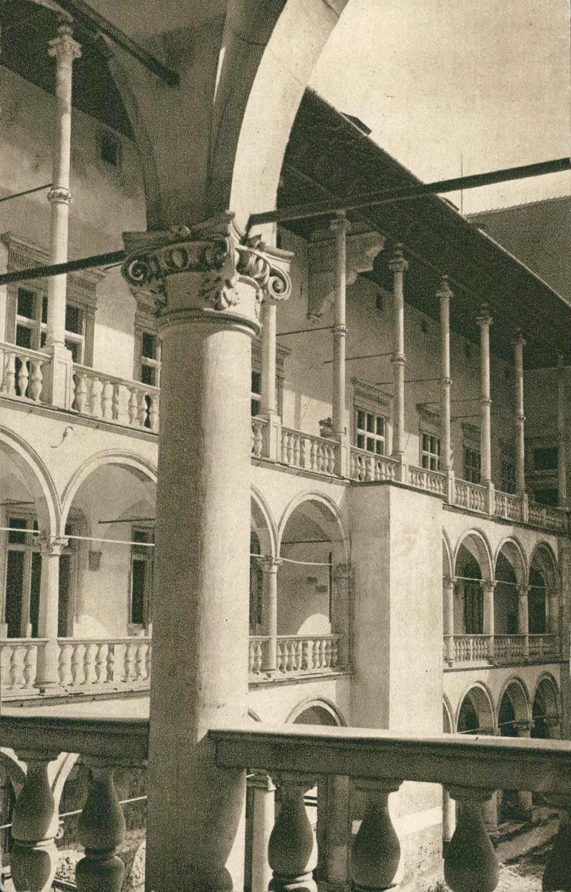 Fragment z podworca arkadowego Wawel, fragment z podworca arkadowego, fotografia czarno-biała.