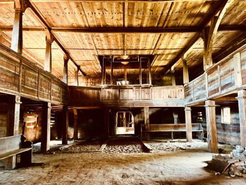 Drewniane wnętrze kościóła ewangelickiego w Kuźniczysku.