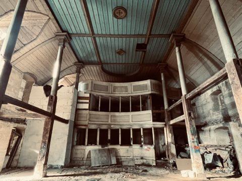 Wnętrze kościoła, zrujnowane ale robi piorunujące wrażenie.