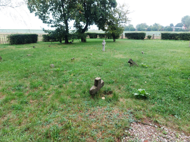 20220821_102245 Ukraiński Cmentarz Wojskowy w Kaliszu, 2023 r. Ten sam krzyż z oddali i widok innych zniszczonych i przechylonych krzyży