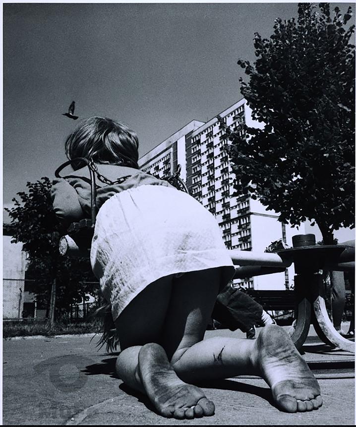 "Betonowa Pustynia" Anna Musiałówna, Cykl Betonowa Pustynia. Osiedle za Żelazną Bramą, lata 70-te, Muzeum Fotografii w Krakowie. Dziecko klęczące chyba na placu zabaw