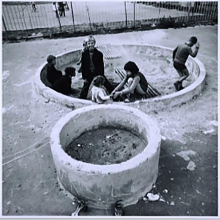 "Betonowa Pustynia" Anna Musiałówna, Cykl Betonowa Pustynia. Osiedle za Żelazną Bramą, lata 70-te, Muzeum Fotografii w Krakowie. Widok dzieci bawiących się w okrągłej betonowej piaskownicy