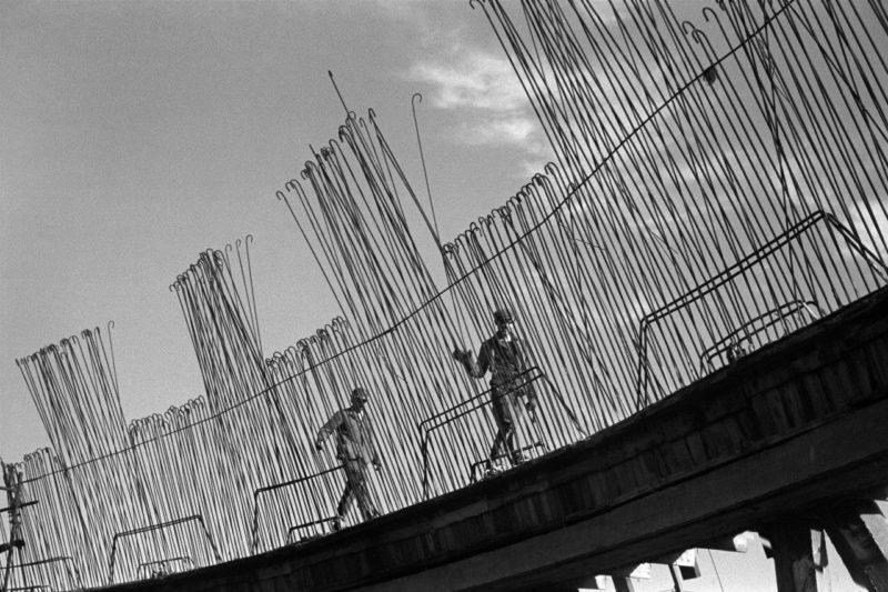 "Zbrojarze" Henryk Makarewicz, Zbrojarze, 1959/2010, kolekcja Fundacji Imago Mundi. Widok dwóch mężczyzn i licznych drutów zbrojeniowych przygotowanych do zalania