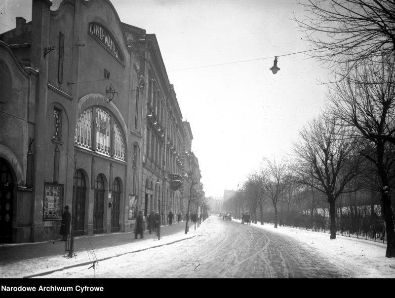 Widok ul. Gertrudy. Na pierwszym planie, po lewej stronie, kino Wanda.