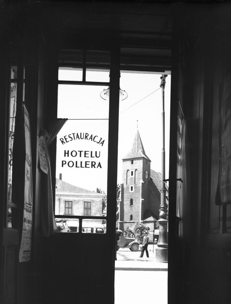 Hotel Pollera-wejście do restauracji, widok z wnętrza na ulicę