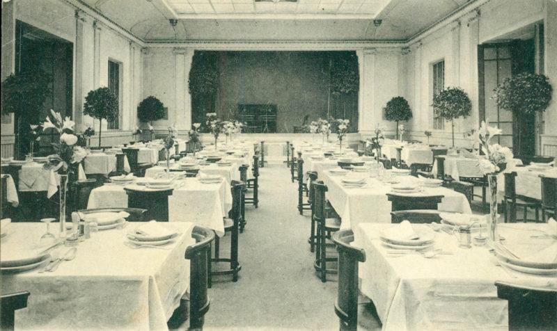 Sala restauracyjna w Hotelu Saskim w Krakowie, 1910 r., liczne zastawione stoły przygotowane na przyjście gości
