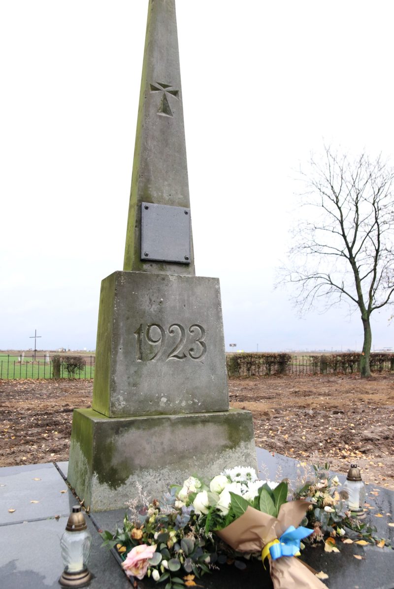 IMG_3039-male_Kancelaria Prezydenta Miasta Kalisza Ukraiński Cmentarz Wojskowy w Kaliszu, 2023 r. Szara mogiła w kształcie obelisku z wyrzeźbioną datą 1923