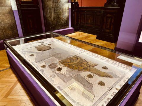 Dokumentacja wystawy "Śląska ars moriendi". Widok na gablotę z fragmentem jakiejś postaci