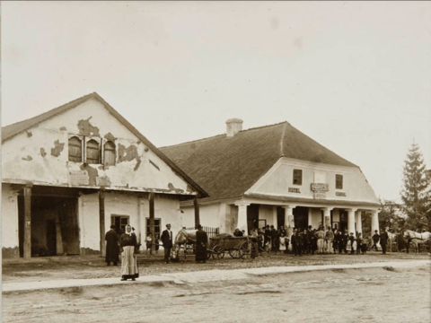 Na zdjęciu poniżej widoczny jest hotel, o czym świadczy napis na budynku po prawej stronie. Po lewej stajnia i wozownia z charakterystycznymi dużymi drzwiami (Czortków na Ukrainie, zdjęcie ze zbiorów Muzeum Narodowego w Warszawie).