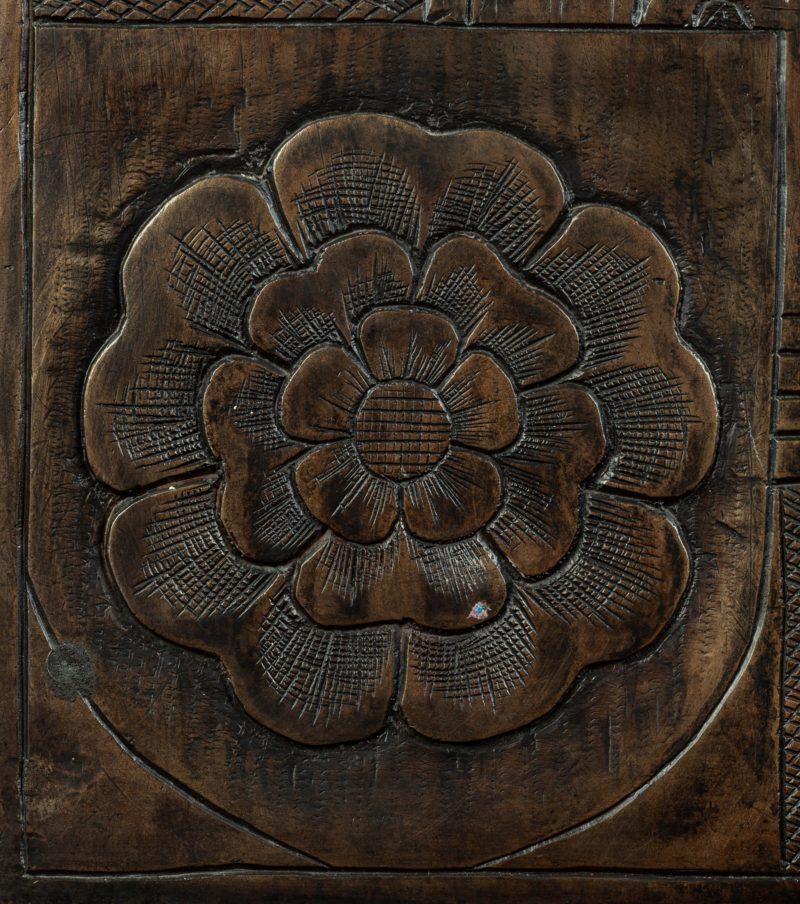 Detal z płyty nagrobnej biskupa Piotra II Nowaka, kwiat