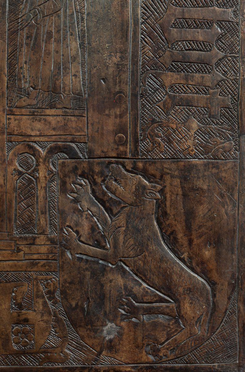 Detal z płyty nagrobnej biskupa Piotra II Nowaka, ciemny brąz